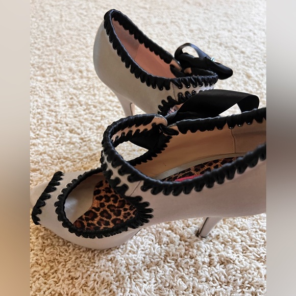 Bestsey Johnson Pumps. Size 8M - Picture 7 of 8